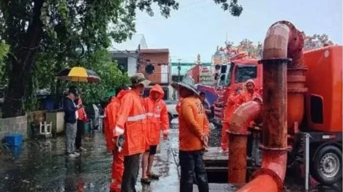 ปภ. รายงานน้ำท่วม 25 จังหวัด กระทบกว่า 1.74 แสนครัวเรือน ระดมเครื่องจักรกลช่วยเหลือ พร้อมจับตาสถานการณ์ใกล้ชิด