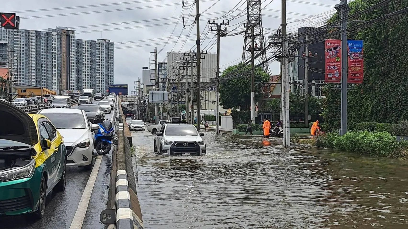 นนทบุรี ฝนตกสะสมน้ำท่วมขังสูงหลายพื้นที่รถยนต์-จยย.สัญจรไม่ได้ควรหลีกเลี่ยงแยกพงษ์เพชร