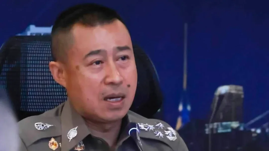 ผบ.ตร. ส่งทีมแพทย์ ช่วยยายวัย 81 ปี โรคหัวใจ ติดน้ำท่วมเคหะร่มเกล้า