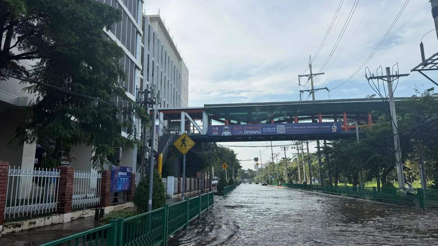 น้ำท่วมลาดกระบังเริ่มลดบางจุด รถเล็กยังต้องเลี่ยงหลายเส้นทาง จับตาฝนระลอกใหม่