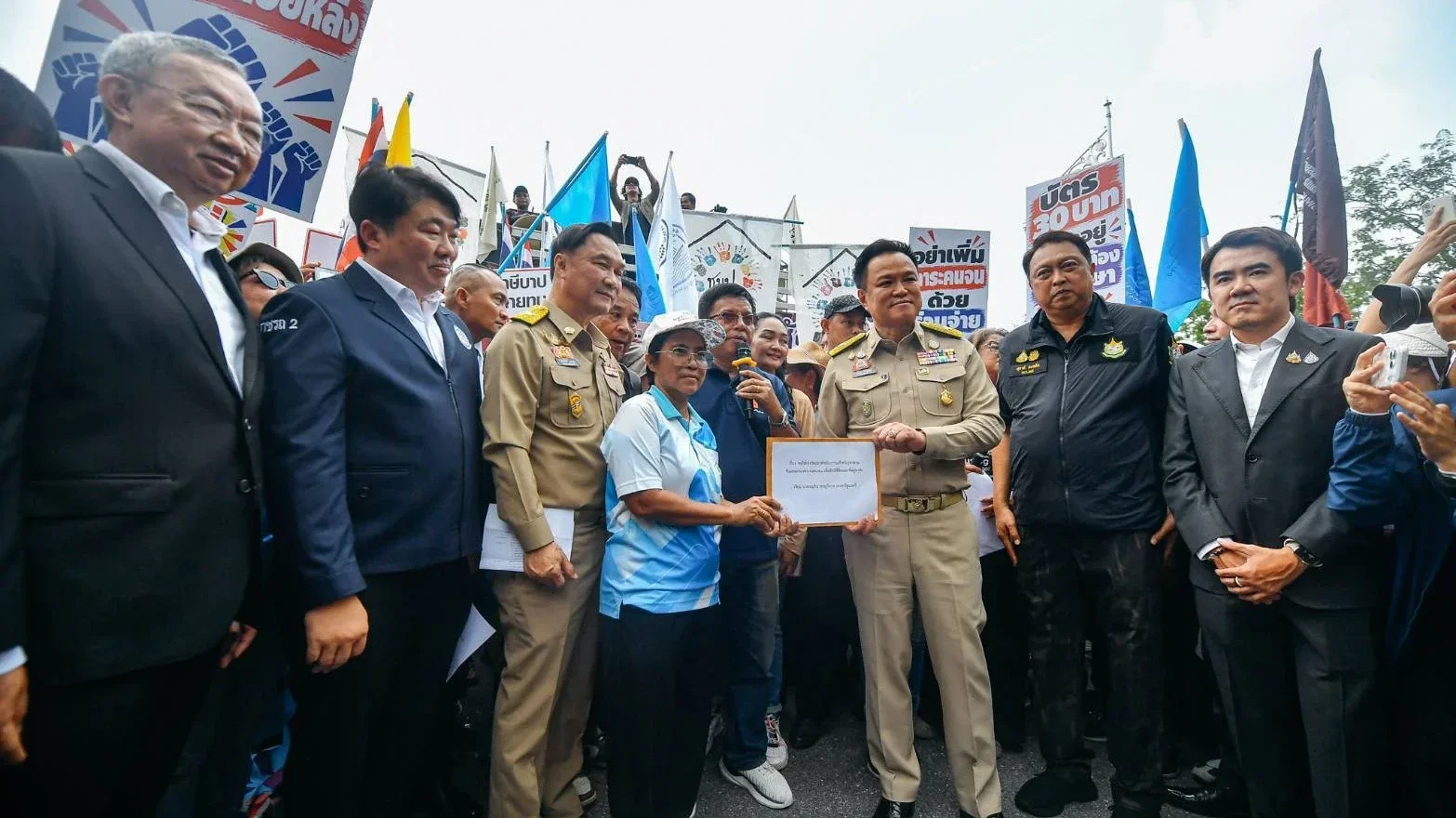 อนุทินรับข้อเรียกร้องพีมูฟ ยืนยันไม่ตัดสิทธิบัตรทอง