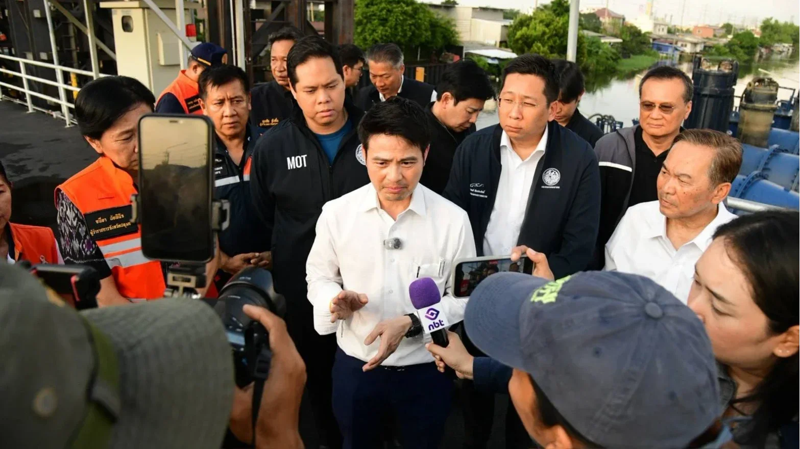 “ภราดร - ภัทรพงศ์ - สรรเพชญ” ลงพื้นที่ปทุมธานี ติดตามสถานการณ์อุทกภัย