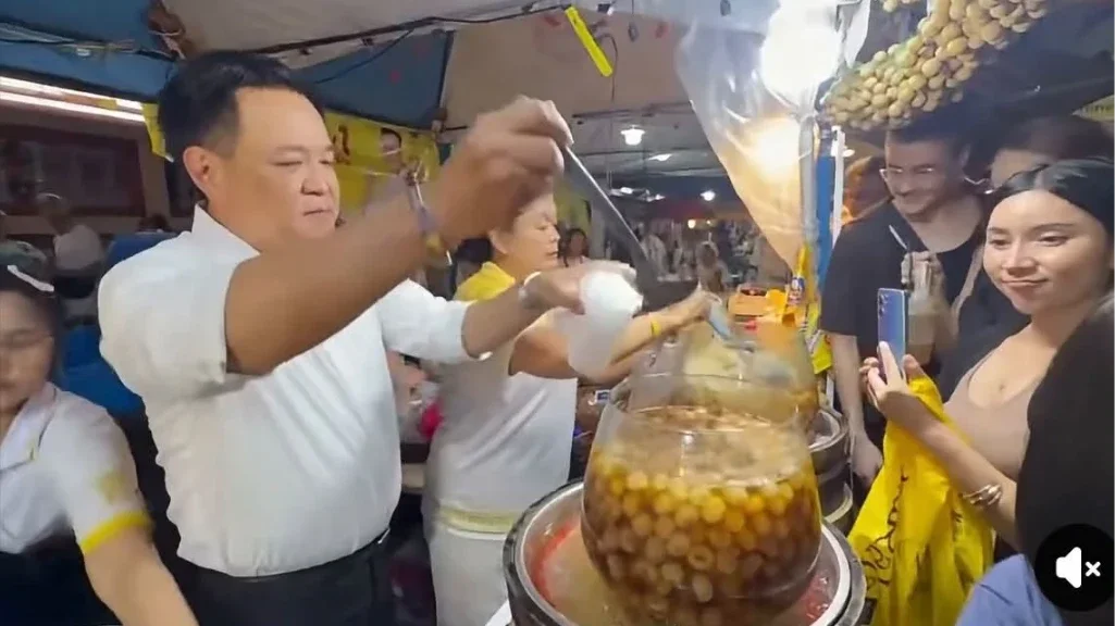 นายกฯ“อนุทิน” พาอร่อย! ชูน้ำลำไยคู่โอเลี้ยง