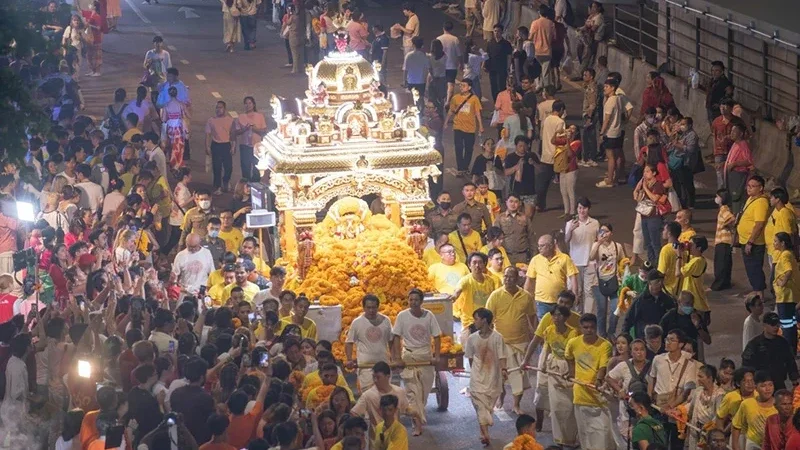 1 ปีมีครั้ง! ขบวนแห่พระแม่อุมาเทวีสุดยิ่งใหญ่ คืนนี้