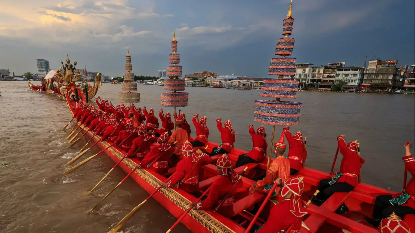 "ฝีพาย...ทองหลังพระผู้กล้า"